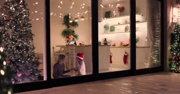 Lindos Niños Pijama Divirtiéndose Casa Noche Navidad Nevando Aire Libre — Vídeos de Stock