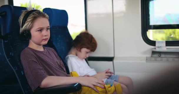 Bambini Seduti Treno Suburbano Viaggiare Con Mezzi Pubblici — Video Stock