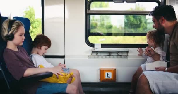 Familie Met Kinderen Reizend Met Voorstedelijke Trein Gebruik Van Het — Stockvideo