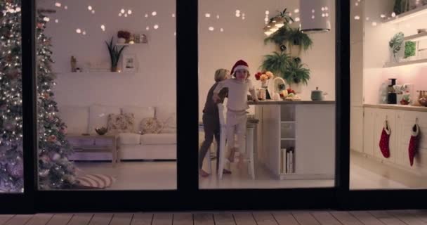 Lindos Niños Pijama Divirtiéndose Casa Noche Navidad Nevando Aire Libre — Vídeos de Stock
