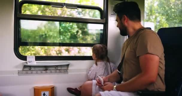 快乐的家庭 父亲和蹒跚学步的女婴乘坐郊区的火车旅行 使用公共交通工具 — 图库视频影像