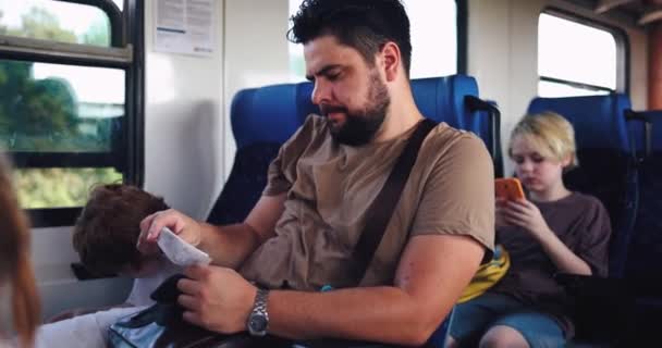 郊外の電車に座って公共交通機関を利用して — ストック動画