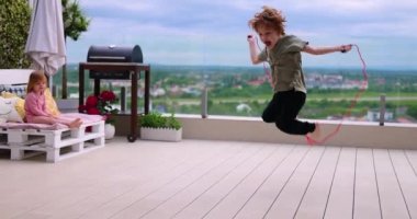 Çocuklar yaz akşamları terasta eğleniyor, evde birlikte oynuyorlar.