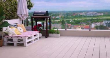 Yazın akşamları ahşap paletli bir çatı terası büyüleyici vadi manzarası, açık alan.