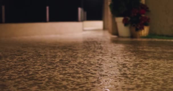 Σταγόνες Βροχής Πέφτουν Στο Κατάστρωμα Στη Βεράντα Βράδυ Του Καλοκαιριού — Αρχείο Βίντεο