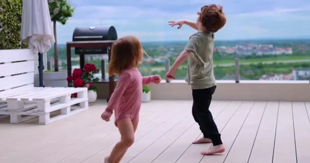 Enfants Ludiques Amuser Sur Patio Sur Toit Soirée Été Maison — Video