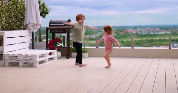 Játékos Gyerekek Szórakozás Tetőteraszon Nyáron Este Otthon — Stock videók