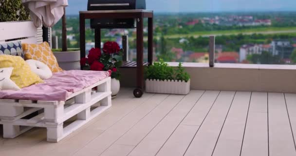 Zbliżenie Drewnianej Kanapy Paletowej Piloowami Plenerowym Salonie Dachu Letni Wieczór — Wideo stockowe