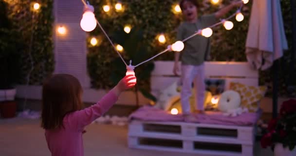 Дети Веселятся Крыше Патио Летний Вечер Играя Безопасной Стороны Струнные — стоковое видео