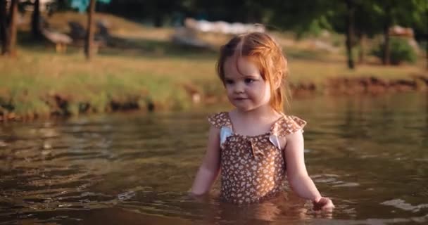 Rossa Bambina Che Diverte Sulla Riva Del Lago Nuotando Acqua — Video Stock