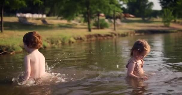 Bambini Felici Che Nuotano Nel Lago Sera Estate — Video Stock