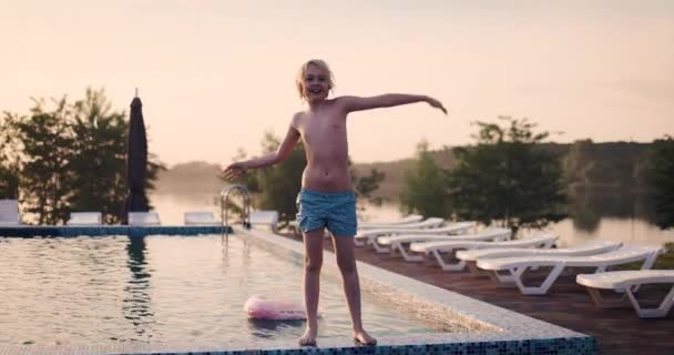 Menino Feliz Garoto Animado Divertindo Resort Parque Aquático Pulando Água — Vídeo de Stock