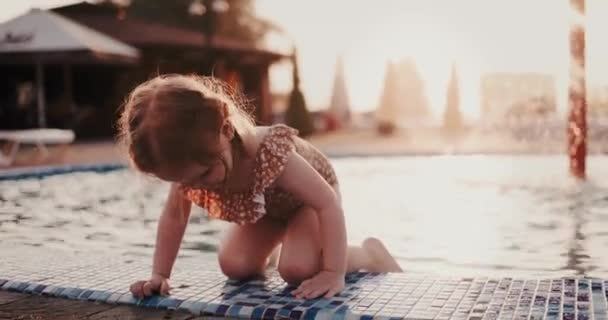 Carina Bambina Che Diverte Parco Acquatico Spruzzando Piscina Tramonto — Video Stock