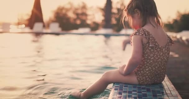 Linda Niña Salpicando Agua Piscina Relajándose Parque Recreativo Agua Atardecer — Vídeo de stock