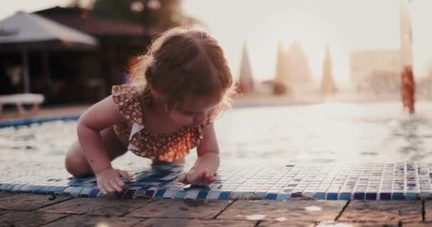 Bonito Criança Bebê Menina Ter Diversão Perto Piscina Parque Diversões — Vídeo de Stock