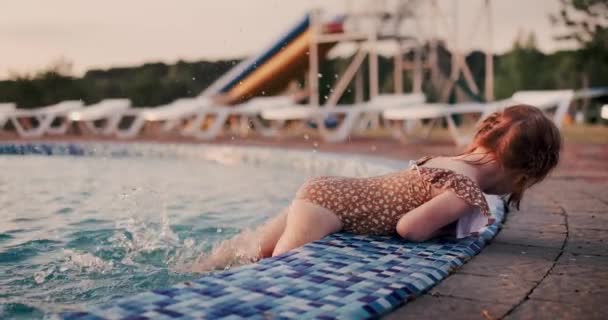 Criança Bebê Menina Espirrando Água Piscina Livre Parque Aquático Diversões — Vídeo de Stock