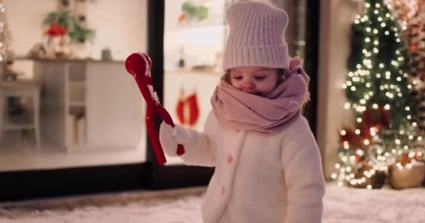 Χαριτωμένο Κοριτσάκι Νήπιο Χιονόμπαλα Παίζοντας Χιονισμένη Αυλή Βράδυ Του Χειμώνα — Αρχείο Βίντεο
