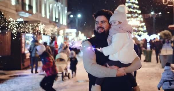 Gelukkig Gezin Vader Dochter Wandelen Winter Straat Kerstmarkt Besneeuwde Nacht — Stockvideo