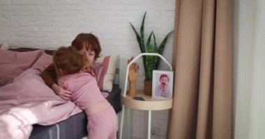 Bebek bebek, kız kardeş sabah erkek kardeşini uyandırıyor, birlikte oynamak için koşan çocukları seviyor.