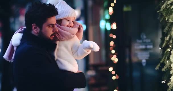 Mutlu Baba Bebek Noel Alışverişi Yapıyor Winter City Caddesinde Yürüyor — Stok video