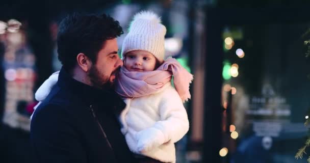 Щасливий Батько Дочка Купують Різдвяні Свята Спостерігаючи Вітринах Магазинів Шукаючи — стокове відео