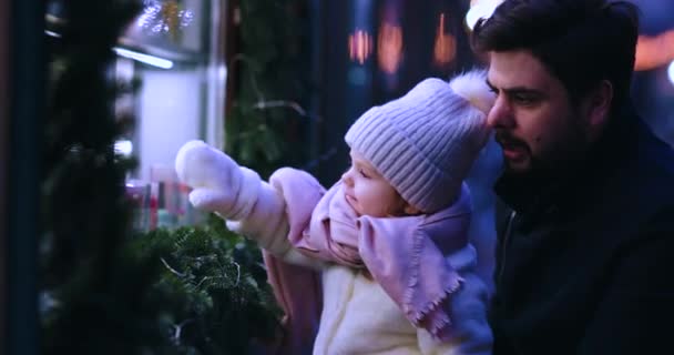 Щасливий Батько Дочка Купують Різдвяні Свята Спостерігаючи Вітринах Магазинів Шукаючи — стокове відео