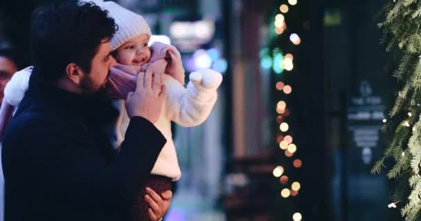 Felice Padre Figlia Bambino Shopping Durante Vacanze Natale Guardando Vetrine — Video Stock