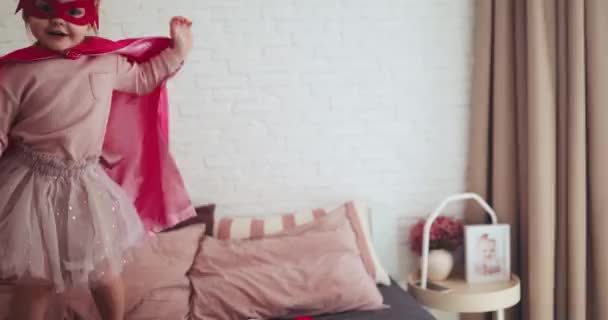 Ευτυχισμένα Παιδιά Αδέλφια Ρούχα Σούπερ Ήρωα Διασκεδάζουν Πηδώντας Στο Κρεβάτι — Αρχείο Βίντεο