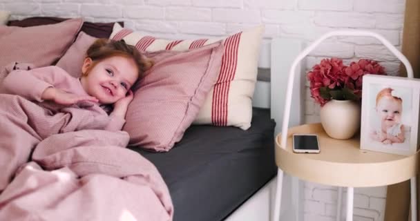 Χαριτωμένο Κοριτσάκι Πιτζάμες Ξυπνώντας Ηλιόλουστο Πρωινό — Αρχείο Βίντεο