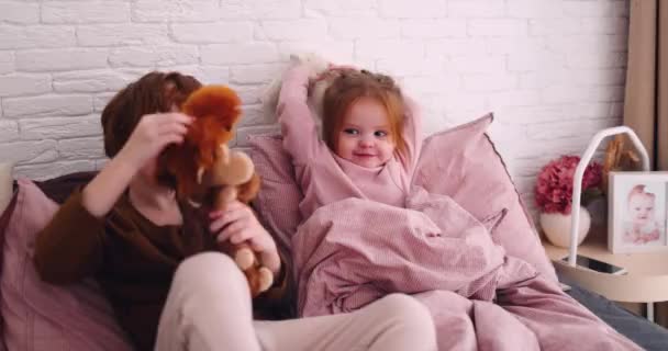 Веселі Щасливі Діти Грають Фаршированими Тваринними Іграшками Ліжку Вранці Діти — стокове відео
