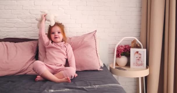 Animado Criança Bebê Menina Divertindo Cama Quarto Manhã Ensolarada — Vídeo de Stock