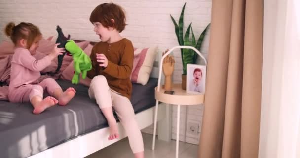 Aranyos Boldog Testvérek Játszanak Plüssállat Játékok Ágyon Reggel Gyerekek Szórakozás — Stock videók