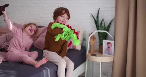 Милий Щасливі Брати Сестри Грають Фаршированими Іграшками Тварин Ліжку Вранці — стокове відео