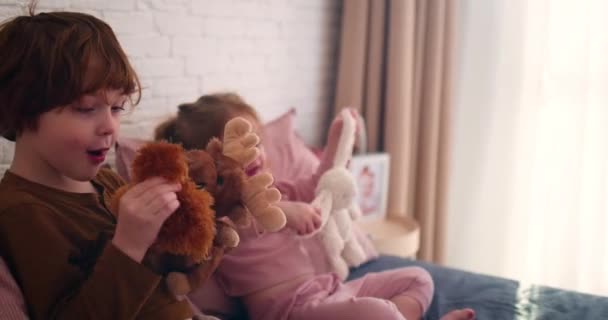 Lindos Hermanos Felices Jugando Con Juguetes Peluche Cama Por Mañana — Vídeos de Stock