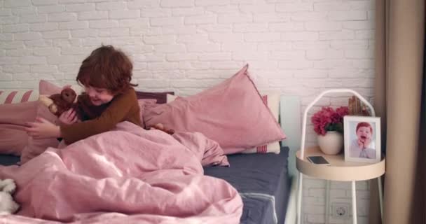 Kind Het Hebben Van Plezier Bed Ochtend Knuffelen Spelen Met — Stockvideo