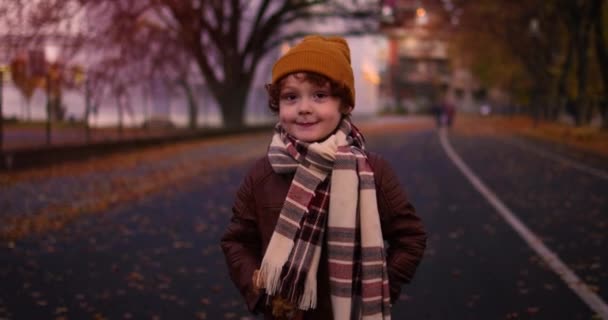 Garoto Ruivo Bonito Menino Passeio Cidade Outono — Vídeo de Stock