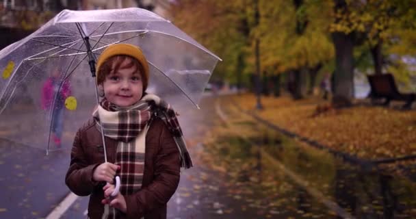 Niño Feliz Con Paraguas Niño Alegre Paseo Calle Ciudad Otoño — Vídeo de stock