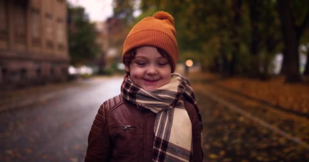 Heureux Jeune Garçon Enfant Joyeux Sur Une Promenade Dans Rue — Video