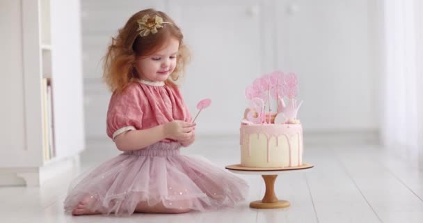 Una Niña Tres Años Sentada Junto Pastel Cumpleaños Decorada Con — Vídeos de Stock