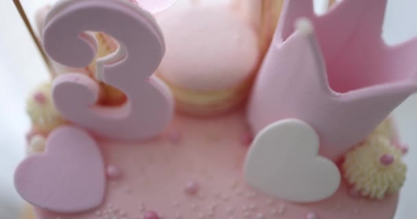 Прикрашений Торт День Народження Сердечками Короною Цукровим Бісером Трирічної Дитини — стокове відео
