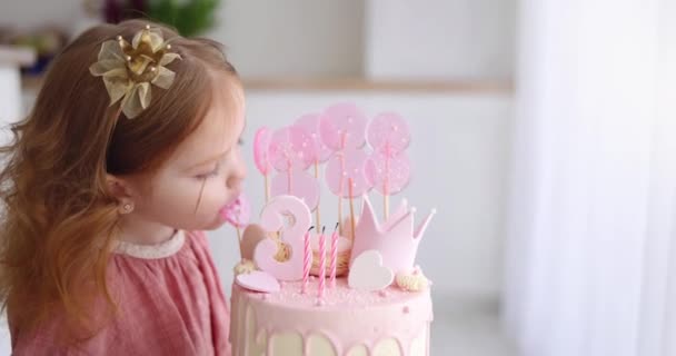 Χαριτωμένο Μικρό Κοκκινομάλλα Κορίτσι Δοκιμάζοντας Διακοσμήσεις Τούρτα Γενεθλίων — Αρχείο Βίντεο