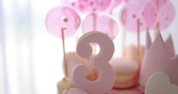 Verzierte Geburtstagstorte Mit Herzen Krone Und Zuckerperlen Für Dreijähriges Mädchen — Stockvideo