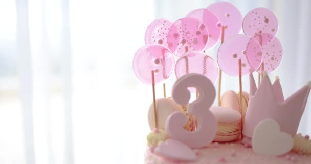 Украшенный Торт День Рождения Сердцами Короной Сахарной Бусинкой Трехлетней Девочки — стоковое видео
