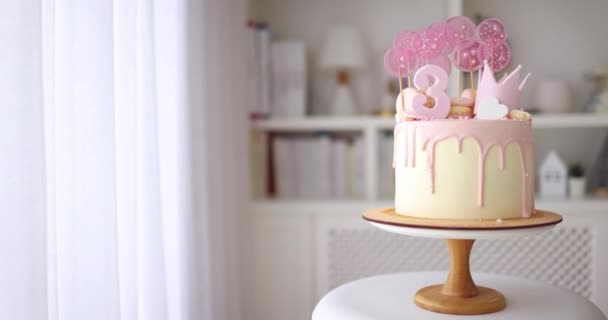 Dekorowany Tort Urodzinowy Sercami Koroną Koralikami Cukru Dla Trzyletniej Dziewczynki — Wideo stockowe