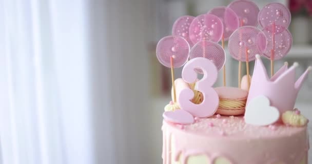 Pastel Cumpleaños Decorado Con Corazones Corona Cuentas Azúcar Para Niña — Vídeos de Stock