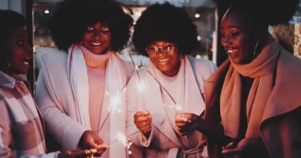 Grupo Chicas Felices Amigos Emocionados Celebrando Calle Noche Encendiendo Los — Vídeos de Stock