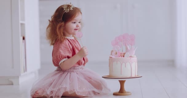아이가 케이크에 촛불을 있습니다 — 비디오