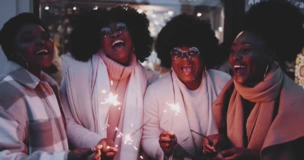 Grupo Chicas Felices Amigos Emocionados Celebrando Calle Noche Encendiendo Los — Vídeo de stock