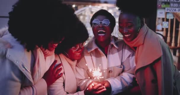 Grupo Mujeres Felices Amigos Emocionados Celebrando Las Vacaciones Invierno Luces — Vídeo de stock