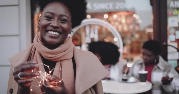 Щаслива Молода Жінка Тримає Легкі Городи Розважаючись Різдвяному Ринку Зимових — стокове відео